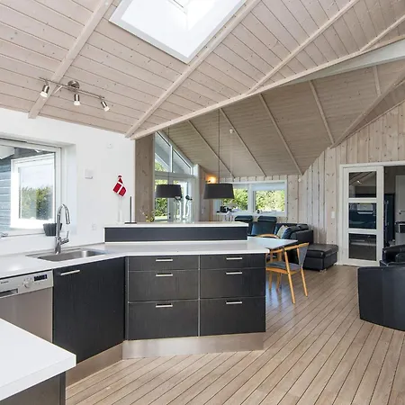 Family Fun With Hot Tub - By Traum