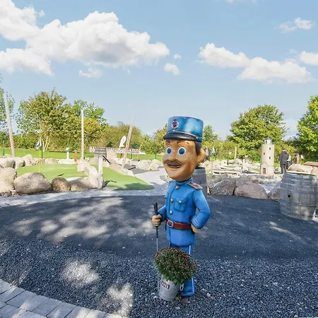 Family Fun With Hot Tub - By Traum *