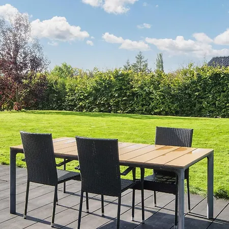 Family Fun With Hot Tub - By Traum *